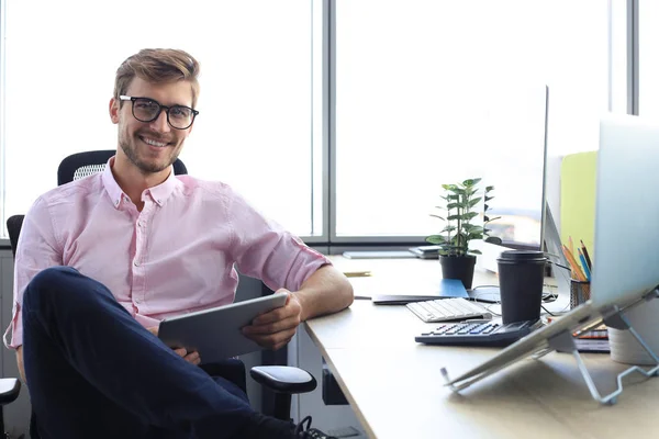 Retrato de un joven hombre de negocios casual feliz en la oficina — Foto de Stock