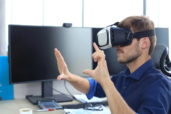 Tiro de um engenheiro usando um fone de ouvido VR em um novo prédio. Mude a forma como você vê e experimenta o mundo . — Fotografia de Stock