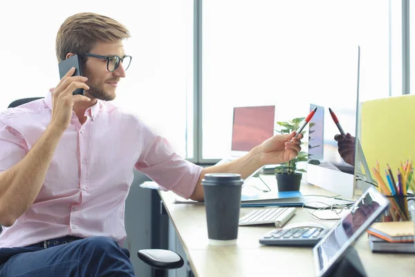 Empresario usando su teléfono móvil en la oficina. — Foto de Stock