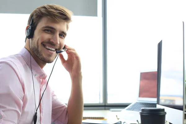 Freundlich lächelnde hübsche junge männliche Callcenter-Betreiber. — Stockfoto