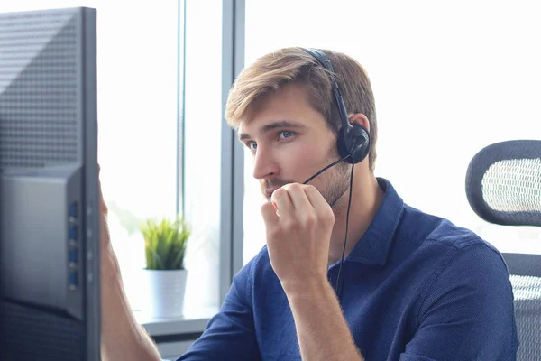 Feliz joven hombre atención al cliente ejecutivo trabajando en la oficina. — Foto de Stock