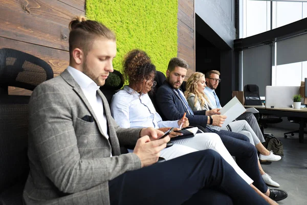 Moderne zakenmensen wachten op een sollicitatiegesprek — Stockfoto