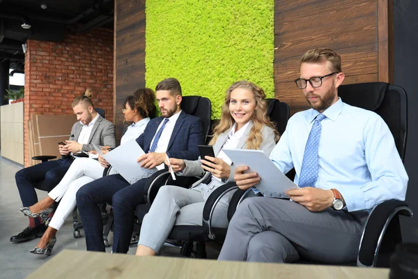 Moderni uomini d'affari in attesa di un colloquio di lavoro — Foto Stock