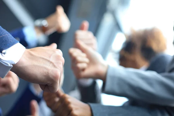 Primer plano retrato de la gente de negocios dando pulgares hacia arriba . — Foto de Stock