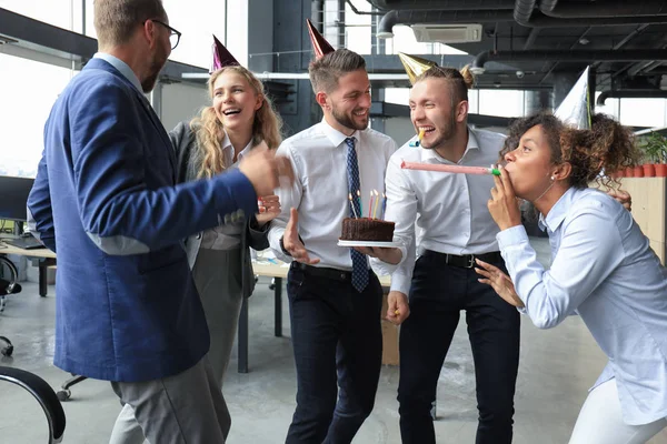 Happy Business team med födelsedagstårta är hälsning kollega på Office Party — Stockfoto