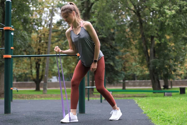 Açık hava egzersizleri sırasında spor yapan bir kadın..