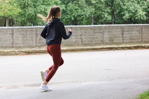 완벽하게 날씬 한 몸을 가진 매력적 인 젊은 여성이 밖에서 뛰놀고 있습니다. 건강과 달리기 개념. — 스톡 사진