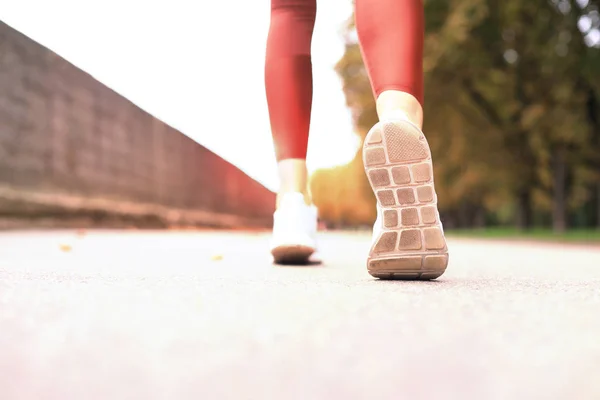 Runner voeten draait op de weg close-up op schoen, buiten bij zonsondergang of zonsopgang. — Stockfoto