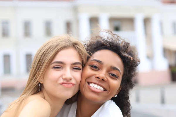 Jeunes femmes hipster souriantes en vêtements d'été posant dans la rue.Femme montrant des émotions positives au visage . — Photo