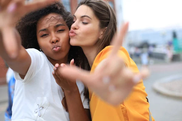 Słodkie młode dziewczyny przyjaciele zabawy razem, biorąc selfie w mieście. — Zdjęcie stockowe