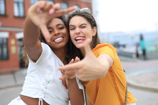 Słodkie młode dziewczyny przyjaciele zabawy razem, biorąc selfie w mieście. — Zdjęcie stockowe