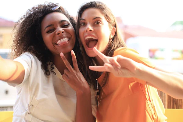 Mignon jeunes filles amis s'amuser ensemble, prendre un selfie tout en étant assis au café . — Photo