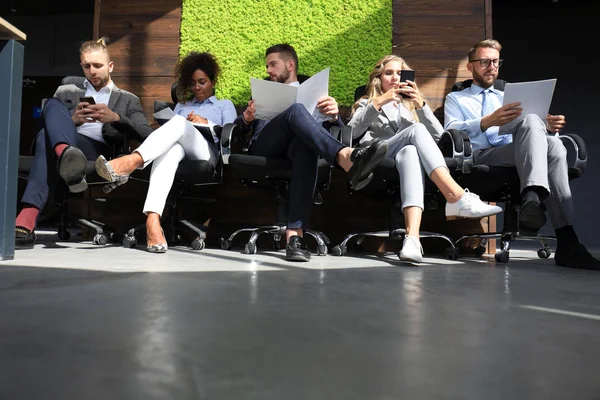 Moderne zakenmensen wachten op een sollicitatiegesprek — Stockfoto