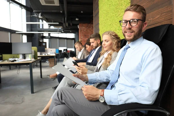Negócios modernos pessoas à espera de entrevista de emprego — Fotografia de Stock