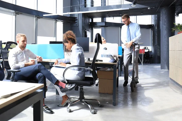 Grupo de empresarios progresistas felices que trabajan juntos en startup en la oficina creativa —  Fotos de Stock