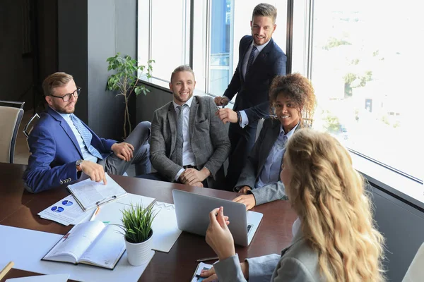 オフィスに座りながらビジネスや笑顔を語るフォーマルウェアを着た現代のビジネスマンのグループ — ストック写真