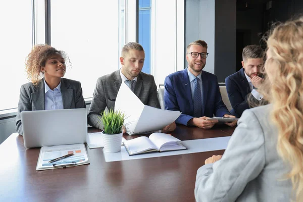 Entrevista de trabajo con el empleador, hombre de negocios escuchar las respuestas del candidato. — Foto de Stock