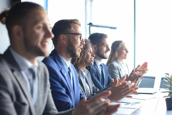 Foto di uomini d'affari felici che applaudono alla conferenza . — Foto Stock