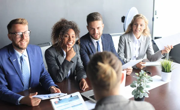 Entrevista de trabajo con el empleador, hombre de negocios escuchar las respuestas del candidato. — Foto de Stock