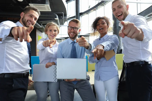 Gruppo di dipendenti di successo che ti indicano . — Foto Stock