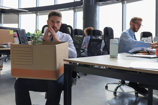 Triste trabajador despedido están tomando sus suministros de oficina con él de la oficina — Foto de Stock