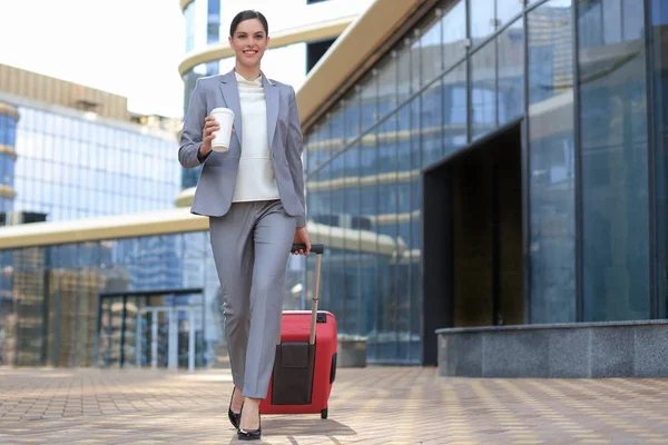 Retrato de una exitosa mujer de negocios que viaja con el caso en el aeropuerto. Hermoso viaje femenino con estilo con equipaje. —  Fotos de Stock