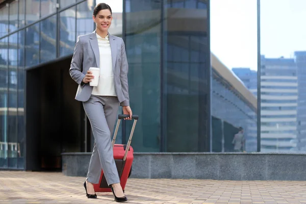 Portrait de femme d'affaires réussie voyageant avec le cas à l'aéroport. Belle élégante voyage féminin avec des bagages. — Photo