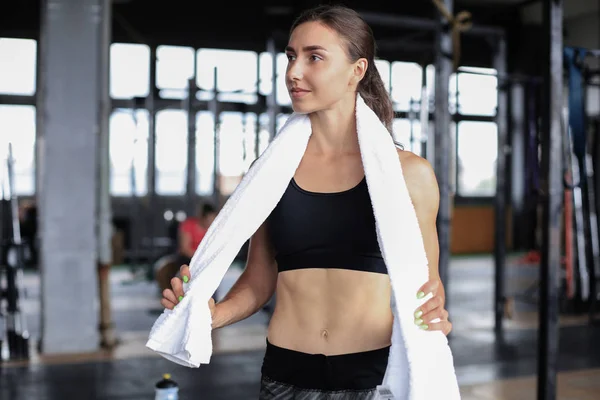 Kvinnlig idrottsman förbereder sig för ett träningspass i ett gym. — Stockfoto