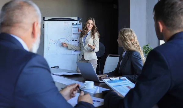 Présentation de conférence d'affaires avec bureau de tableau à feuilles mobiles de formation d'équipe. — Photo