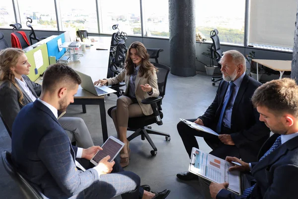 Equipo de negocios discutiendo juntos planes de negocio en la oficina . — Foto de Stock