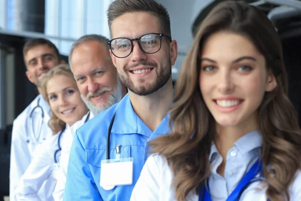 Porträtt av läkare som står i rad på sjukhuset. — Stockfoto