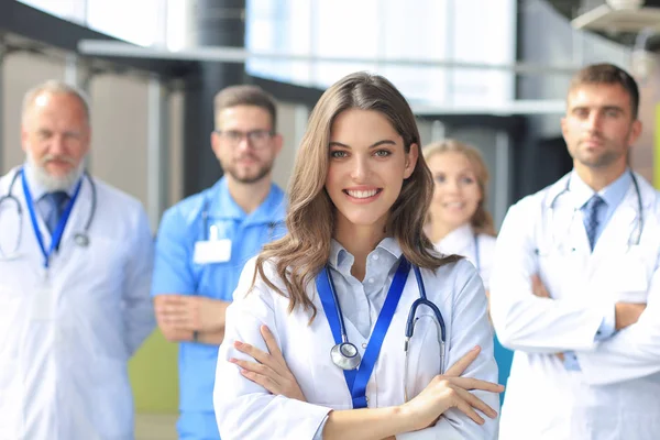 Vrouwelijke arts met groep gelukkig succesvolle collega 's. — Stockfoto