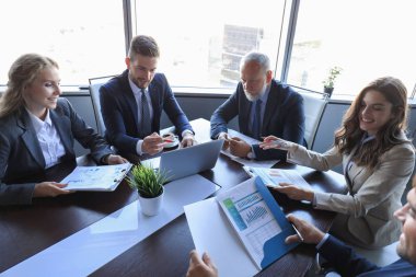 İş adamları konferans toplantılarında şirket kavramını tartışıyor.