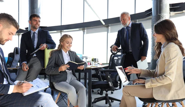 Business team discutono insieme i piani aziendali in ufficio. — Foto Stock