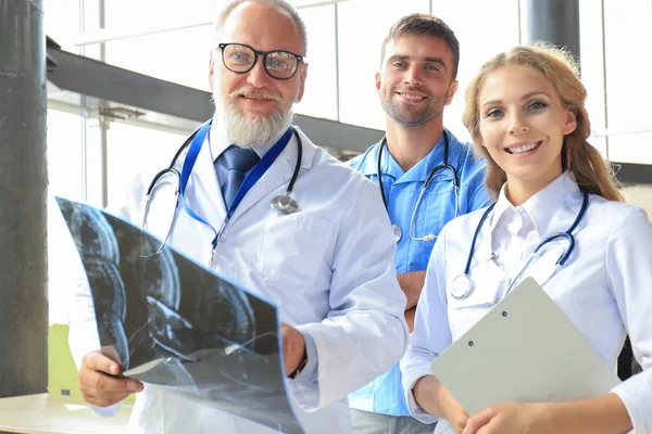 Groupe de médecins vérifiant les rayons X dans un hôpital. — Photo