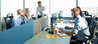 Birlikte yaratıcı ofiste vakit süre çalışan genç modern iş arkadaşları smart casual giyim.