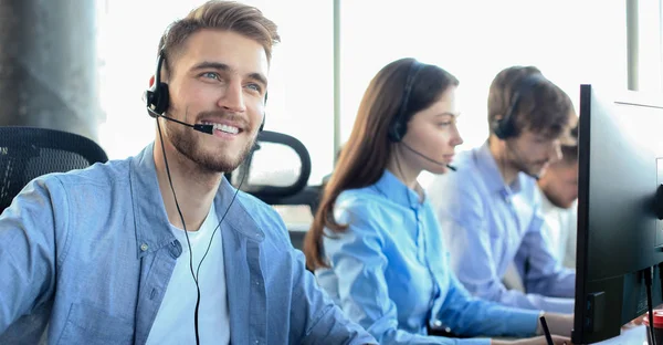 Ritratto di operatore del call center accompagnato dalla sua squadra. Operatore di assistenza clienti sorridente al lavoro. — Foto Stock