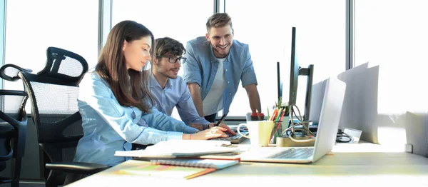 Unga kolleger i smart fritidskläder arbetar medan spendera tid på kontoret. — Stockfoto