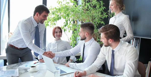 Biznesmen drżenie rąk, aby uszczelnić umowę z partnerem i kolegów w biurze. — Zdjęcie stockowe