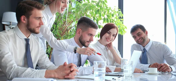 Colleghi d'affari che discutono nuove opportunità. persone e tecnologia . — Foto Stock