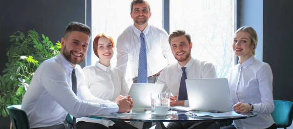 Porträtt av en positiv affärsanställd vid ett kontorsmöte. — Stockfoto