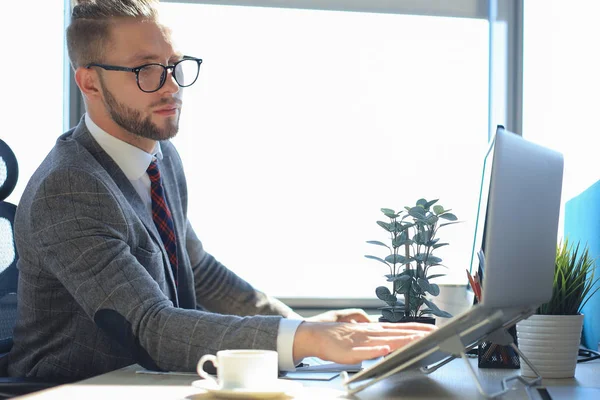 Modern üzletember használja laptop, miközben ül az irodában. — Stock Fotó