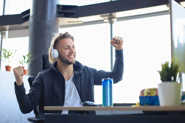 Πορτρέτο του εκστατικού gamer τύπος στα ακουστικά ουρλιάζοντας και πανηγυρίζοντας, ενώ παίζει βιντεοπαιχνίδια στον υπολογιστή. — Φωτογραφία Αρχείου