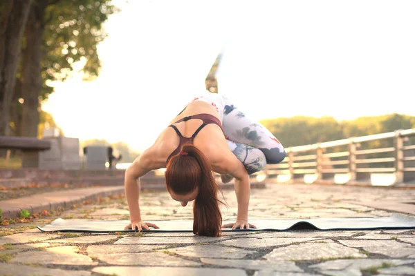 어려운 요가 포즈 야외 연습 운동 강한 여자. — 스톡 사진