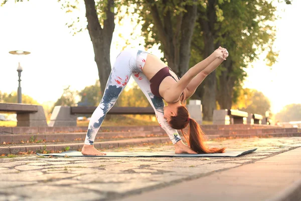 Koncentrált nagyon erős fiatal vörös hajú sport nő, hogy jóga — Stock Fotó