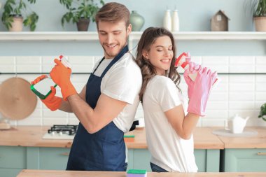Genç mutlu çift evde temizlik yaparken eğleniyor..
