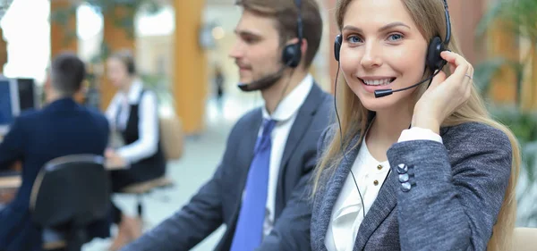 Vrouwelijke klantenservice operator met headset en glimlach. — Stockfoto