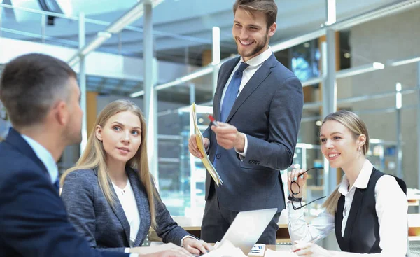 Colleghi di lavoro del team aziendale che lavorano in uffici moderni . — Foto Stock