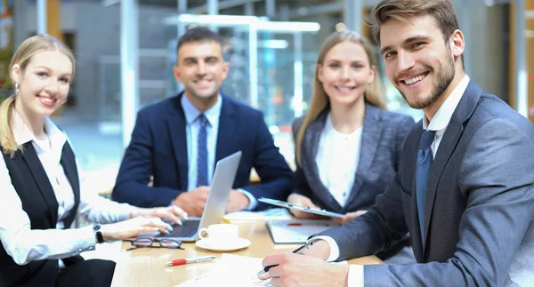 Empresario con colegas en segundo plano en la oficina. — Foto de Stock