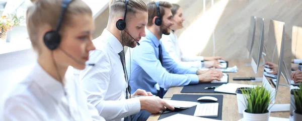 Ritratto di operatore del call center accompagnato dalla sua squadra. Operatore di assistenza clienti sorridente al lavoro. — Foto Stock